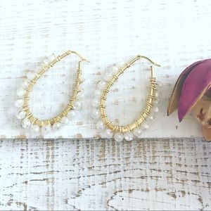 Oval hoops earrings with white faceted crystal